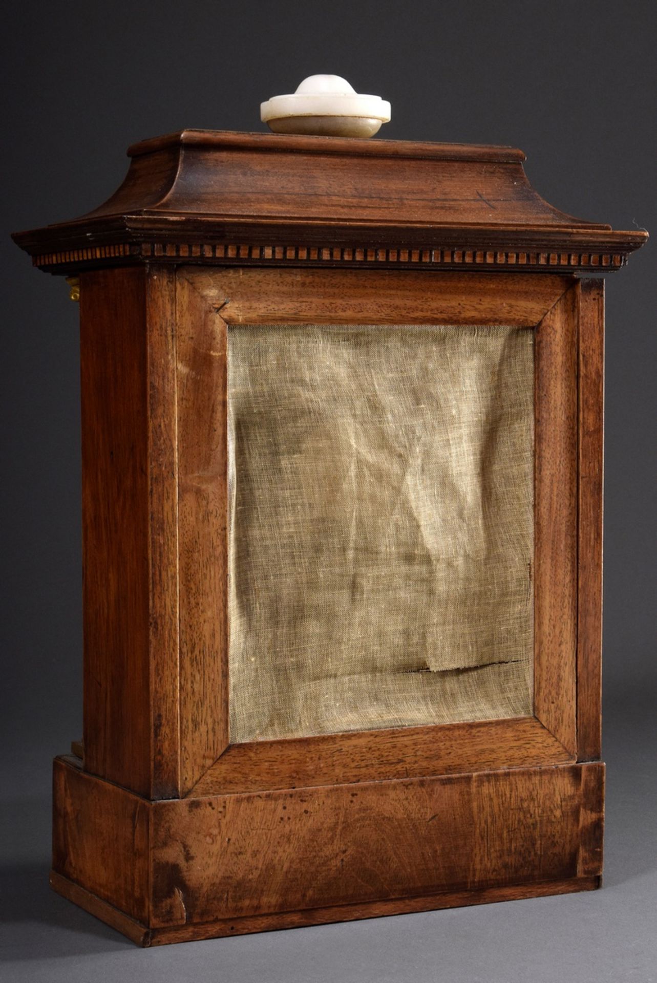 Pendule in Holzgehäuse mit Muschelintarsien, sei | Pendulum in wooden case with shell inlays, later - Bild 3 aus 11