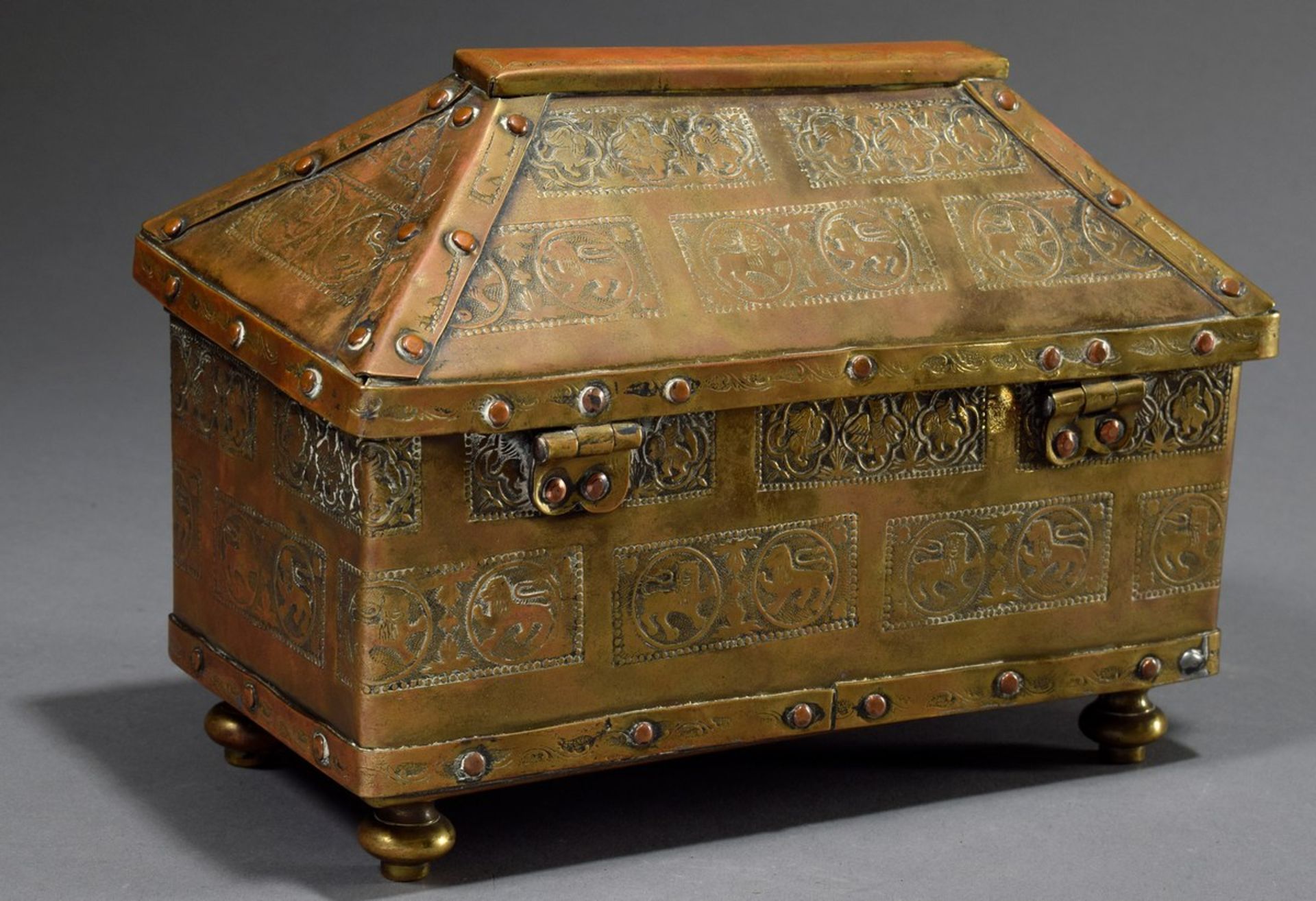 Messing Schatulle in Schreinform mit Tierreliefs | Brass casket in shrine form with animal reliefs, - Bild 2 aus 7