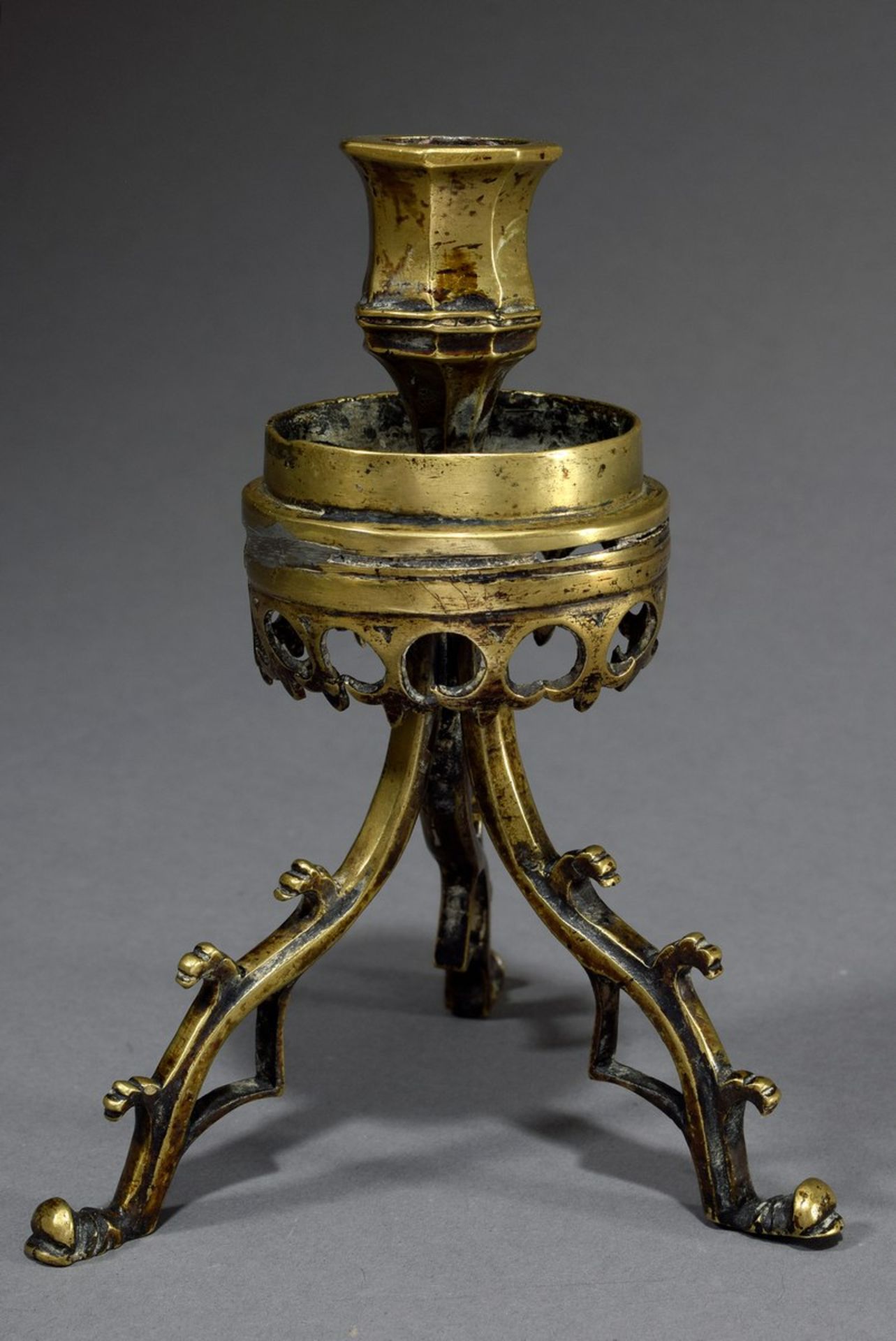 Gotischer Leuchter auf drei zierlichen Beinen un | Gothic candelabrum on three delicate legs and li - Image 2 of 5