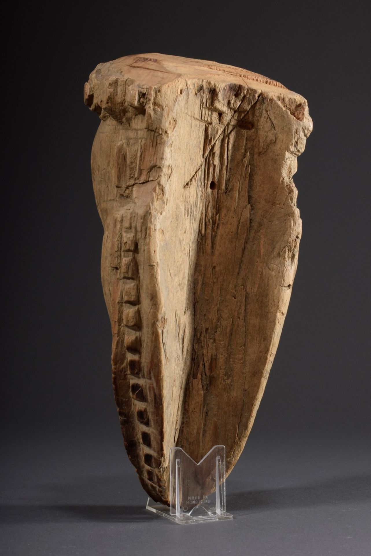 Figürlicher Griff einer Schlitztrommel, Holz ges | Figural handle of a slit drum, carved wood, Sepi - Bild 5 aus 13