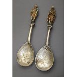 Paar liturgische Löffel mit polychrom bemalten E | Pair of liturgical spoons with polychrome painte