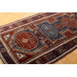 Ungewöhnlicher Kazak Teppich mit rotem Feld und | Unusual Kazak carpet with a red field and a form