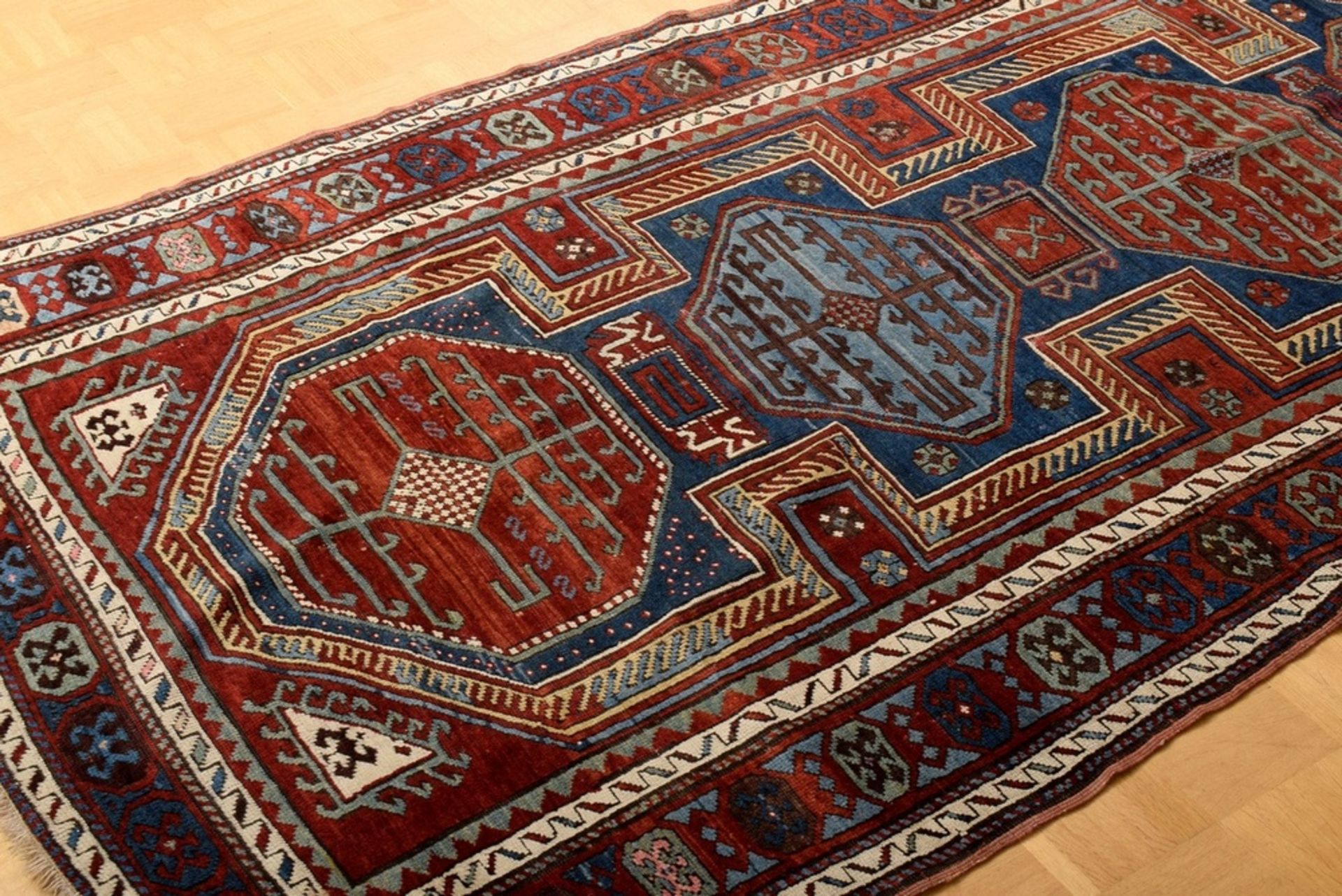 Ungewöhnlicher Kazak Teppich mit rotem Feld und | Unusual Kazak carpet with a red field and a form