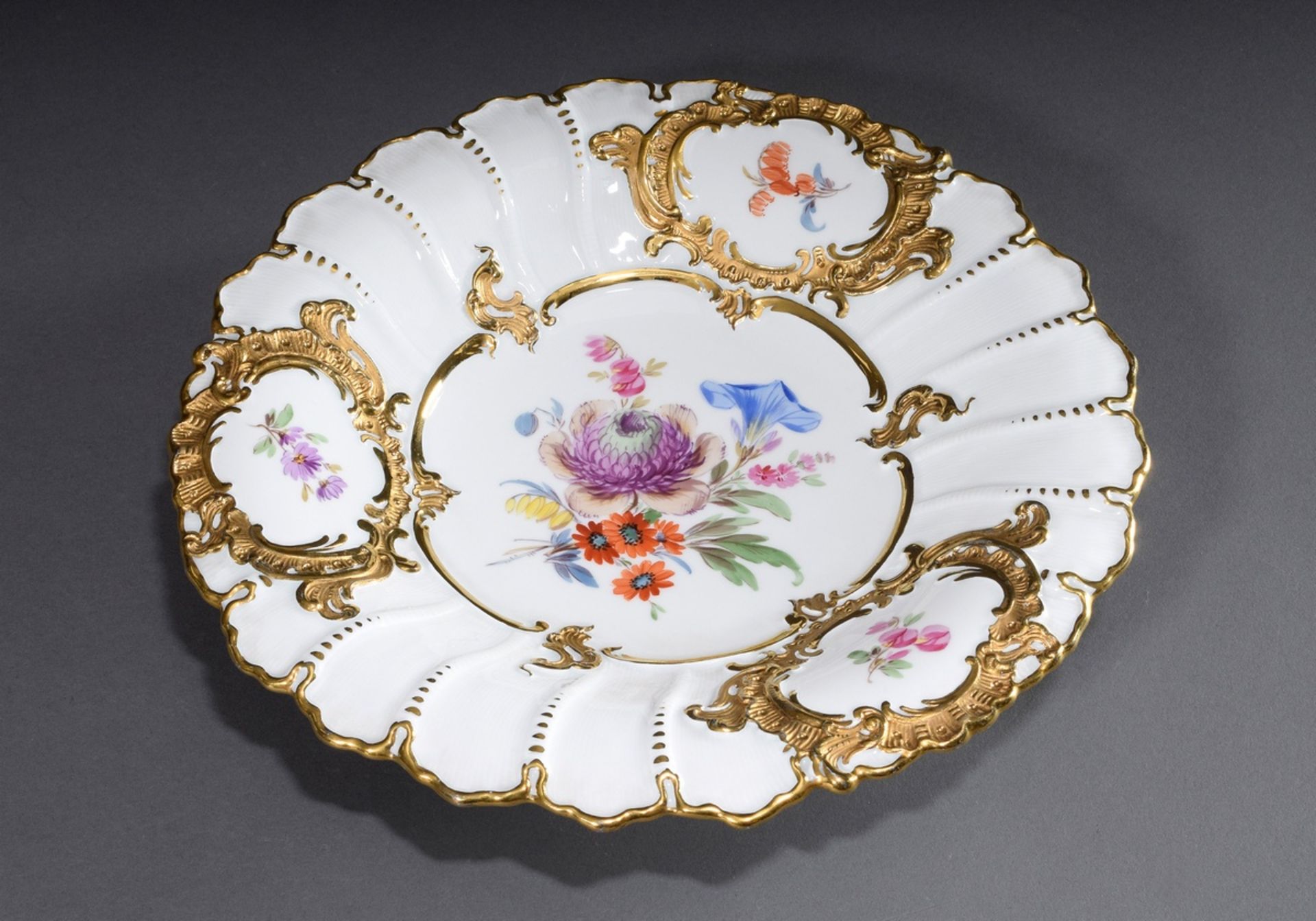 Meissen Prunkteller mit polychromer Blumenmalere | Meissen show plate with polychrome floral painti - Bild 2 aus 5