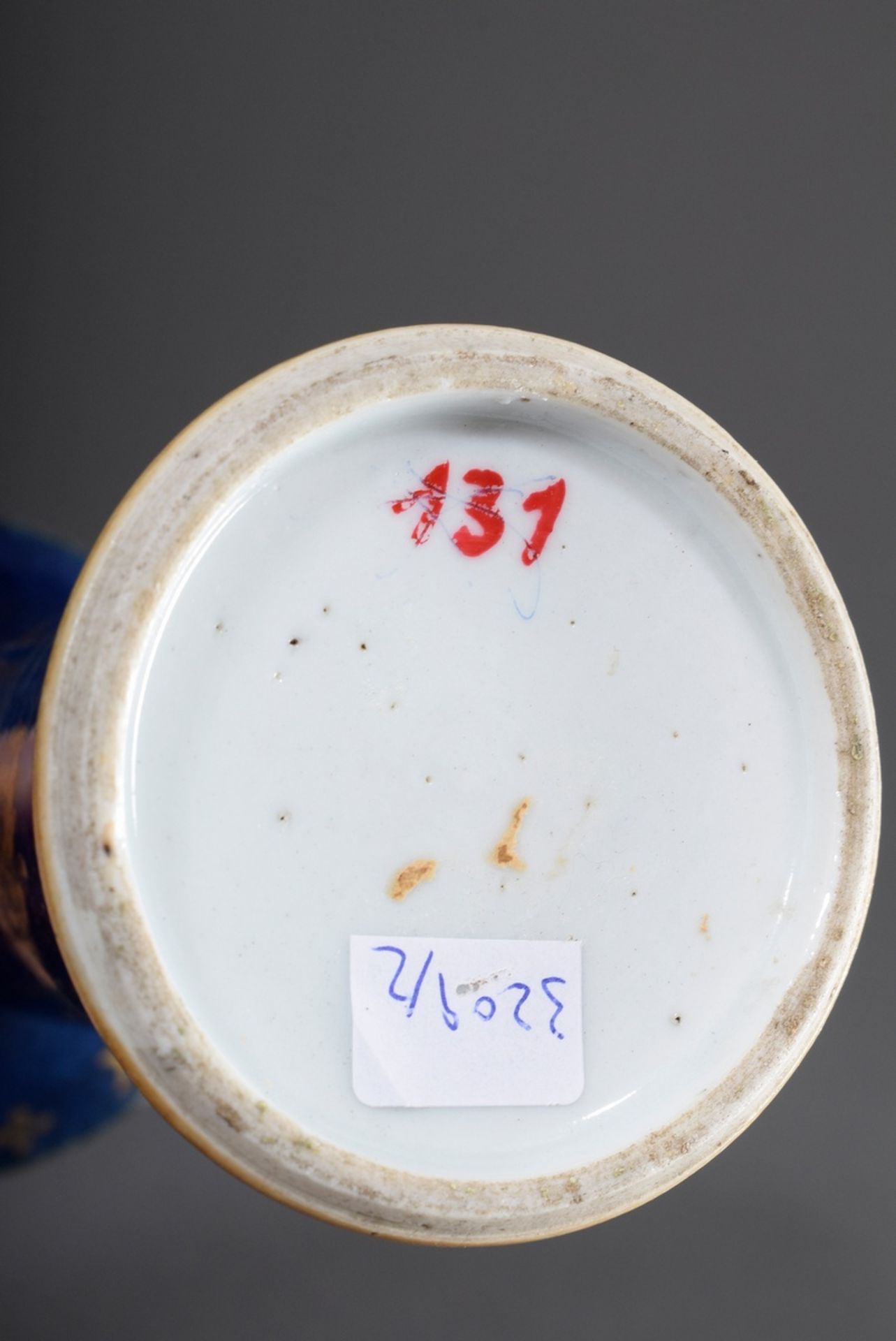 3 Diverse puderblaue Porzellane mit Resten von G | 3 Various powder blue porcelains with remains of - Bild 8 aus 16