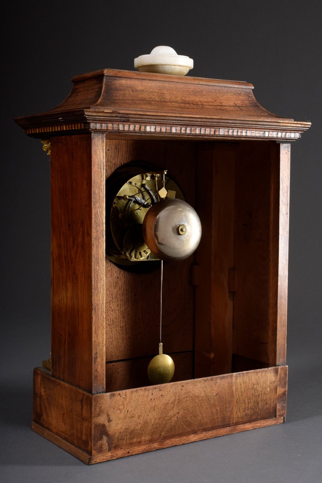 Pendule in Holzgehäuse mit Muschelintarsien, sei | Pendulum in wooden case with shell inlays, later - Bild 4 aus 11