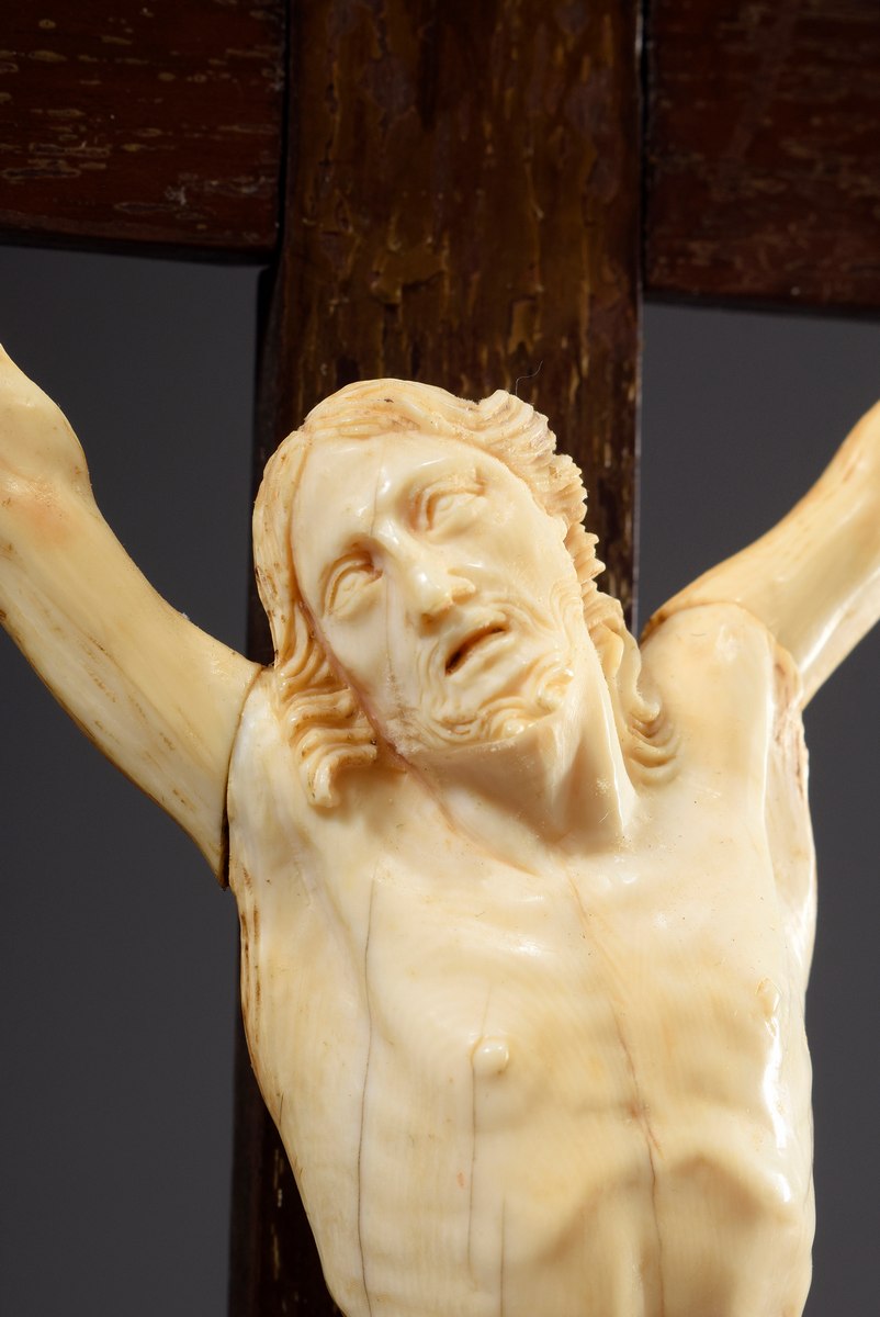 Standkruzifix mit geschnitztem Elfenbein "Corpus | Standing crucifix with carved ivory "Corpus Chri - Image 3 of 7