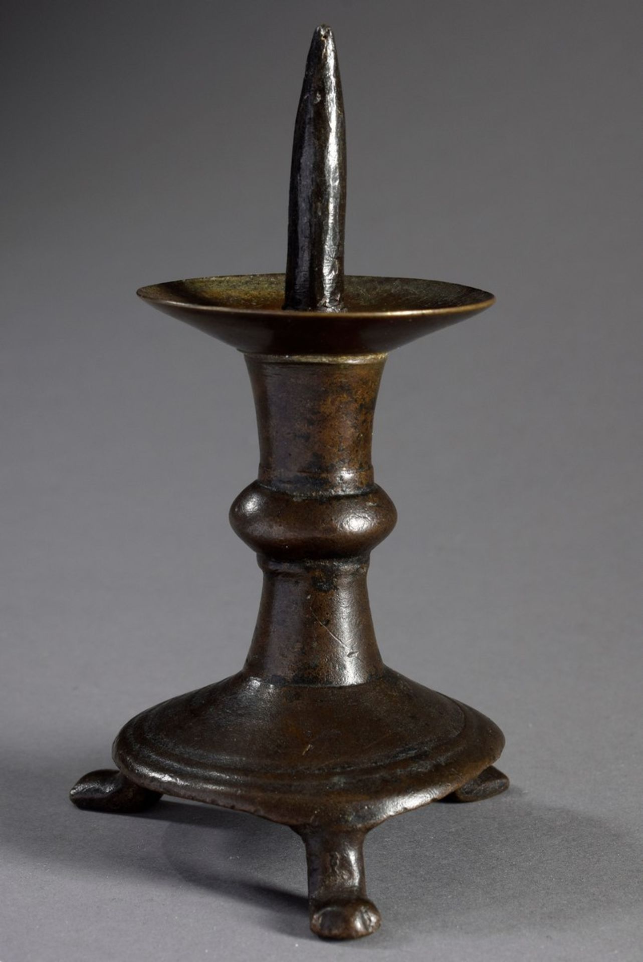 Kleiner romanischer Kerzenleuchter auf drei Klau | Small Romanesque candlestick holder on three cla