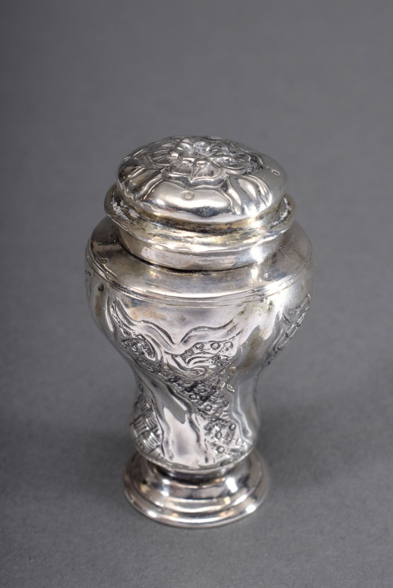 Vasenförmiges Silber Riechfläschchen mit getrieb | Vase-shaped silver smelling bottle with chased r