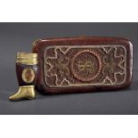 3 Diverse Teile: Lederetui mit gesticktem Monogr | 3 Various parts: Leather case with embroidered m