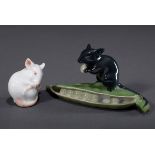 2 Diverse Porzellan Figuren: Fraureuth "Maus mit | 2 Various porcelain figures: Fraureuth "Mouse wi