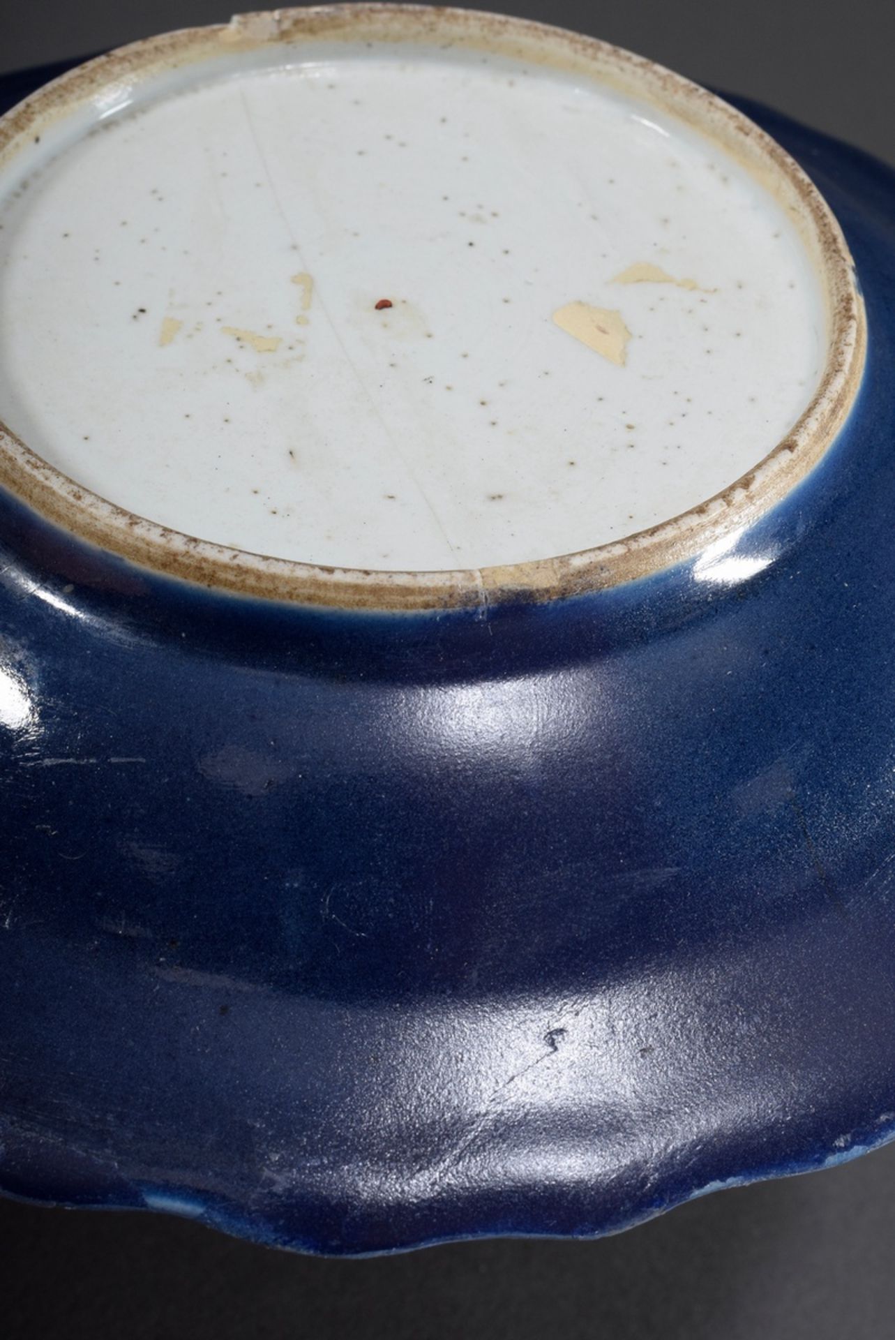 3 Diverse puderblaue Porzellane mit Resten von G | 3 Various powder blue porcelains with remains of - Bild 15 aus 16