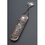 Brillenetui an Gürtelhaken mit ornamental durchb | Spectacle case on a belt hook with ornamental op