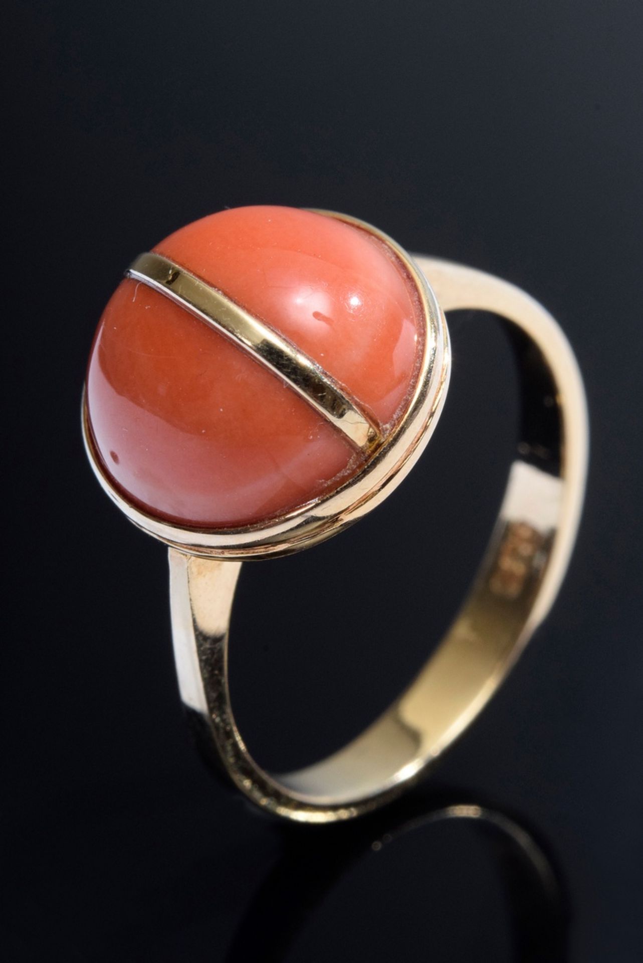 Moderner GG 585 Ring mit Korallenbouton, 3,7g, Gr | Modern GG 585 ring with coral bouton, 3,7g, siz