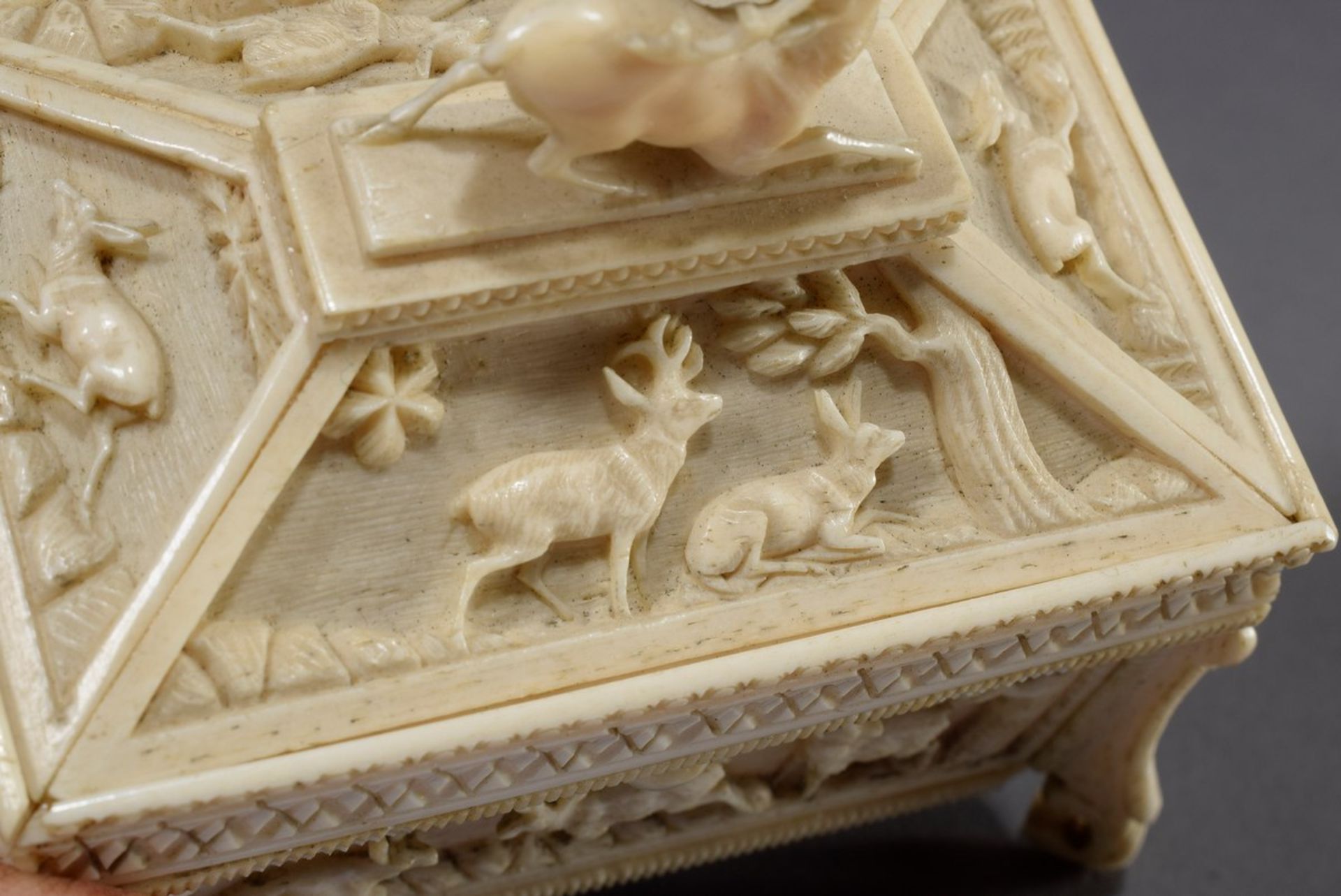 Beinkästchen mit geschnitzten Jagdmotiven "Rehe, | Bone box with carved hunting motifs "deer, hares - Bild 8 aus 8