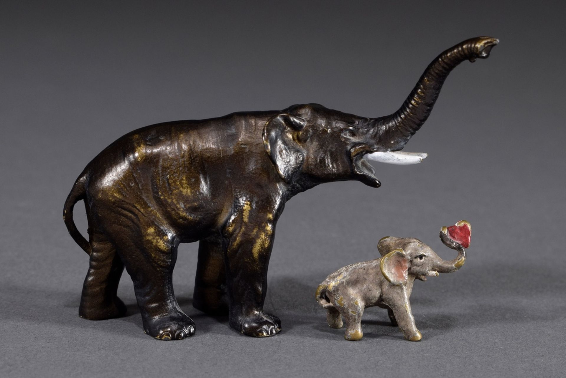 2 Diverse Bronze Miniaturen "Elefanten", z.T. fa | 2 Various bronze miniatures "Elephants", partly