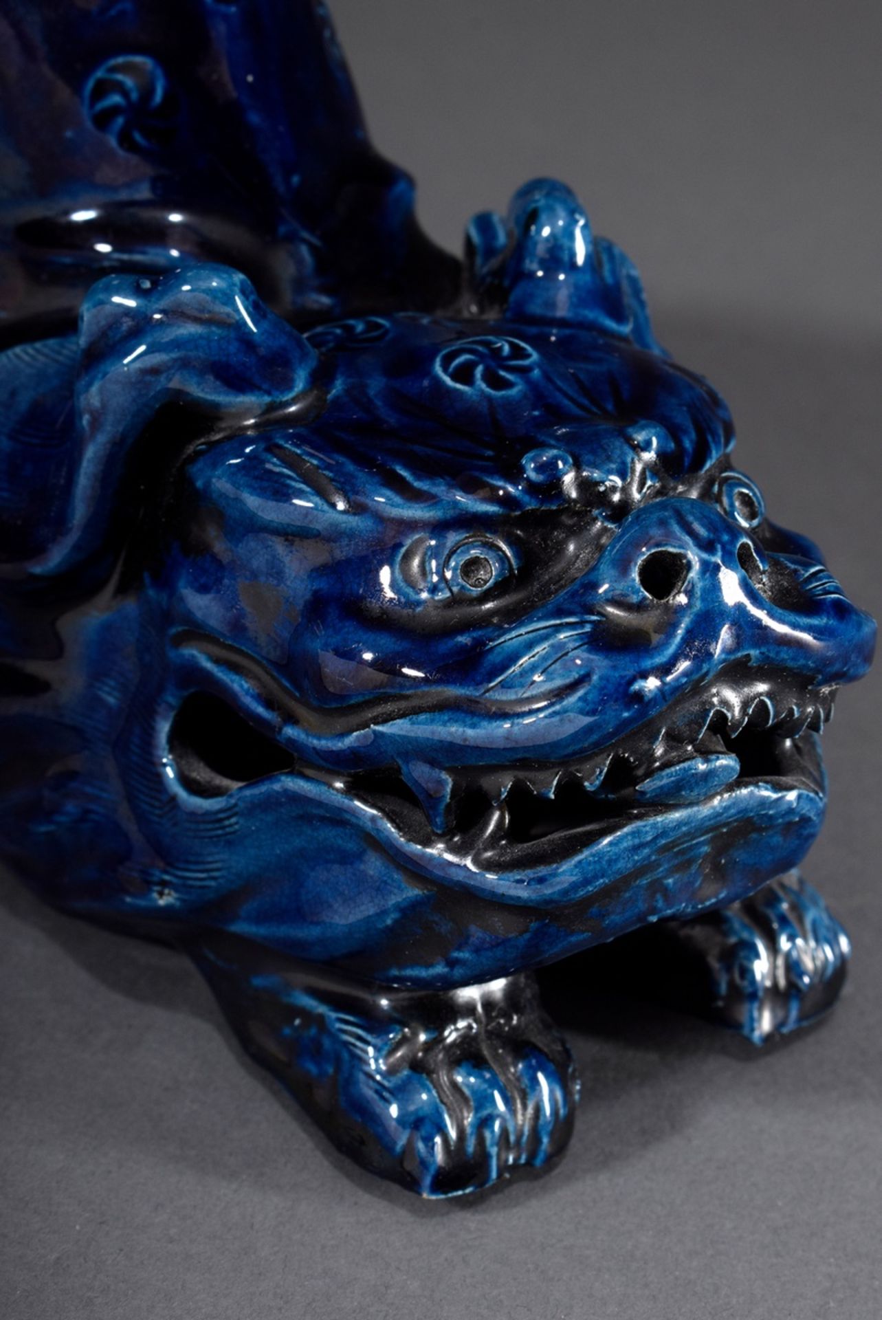Chinesische Keramik "Spielender Shishi" mit blau | Chinese pottery "Playing Shishi" with blue/black - Bild 3 aus 5