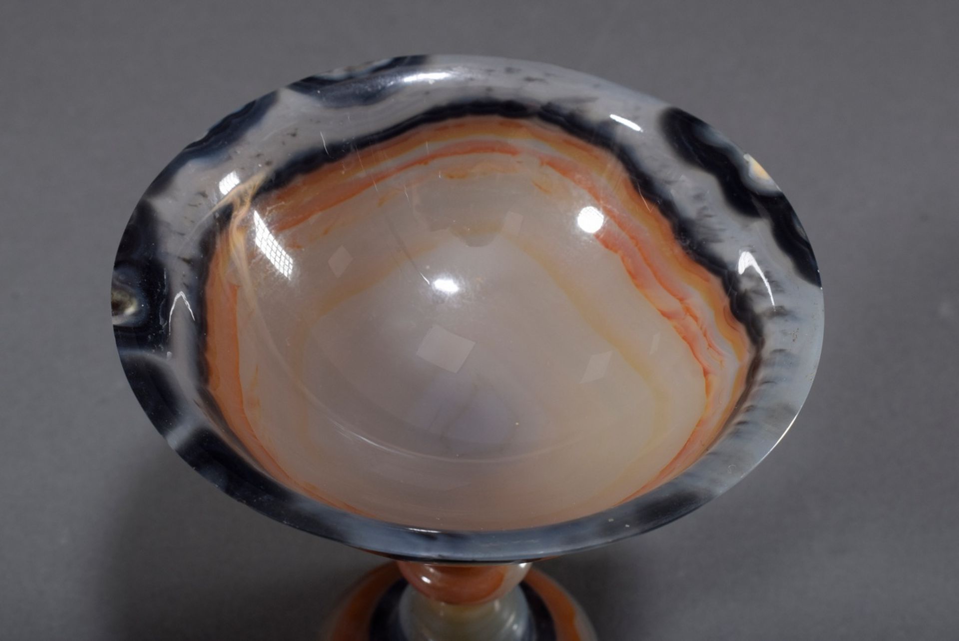 Kleiner Achat Aufsatz mit rundem Fuß, am Boden s | Small agate top with round base, at the bottom h - Image 2 of 3