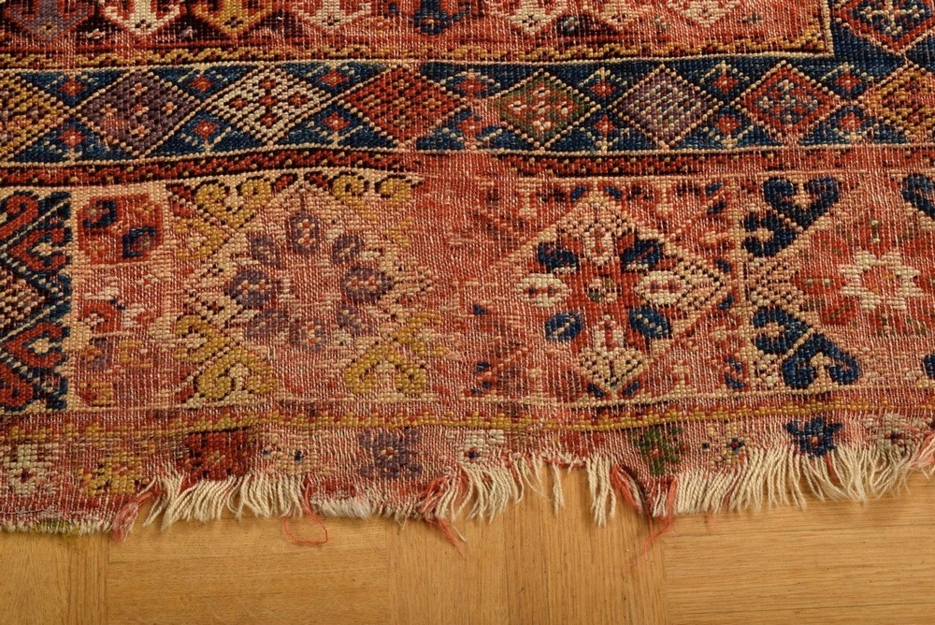 Fragment eines Mudjur Gebetsteppichs mit rotem M | Fragment of a Mudjur prayer rug with a red mihra - Bild 8 aus 10