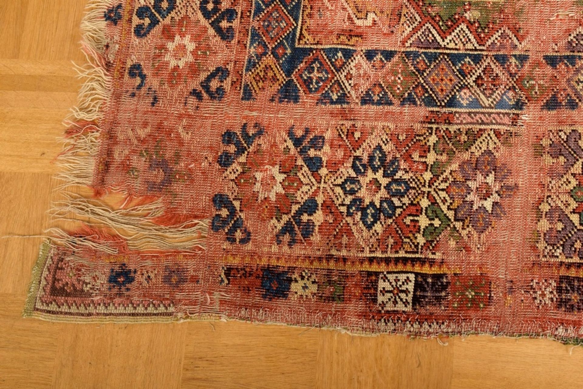 Fragment eines Mudjur Gebetsteppichs mit rotem M | Fragment of a Mudjur prayer rug with a red mihra - Bild 6 aus 10