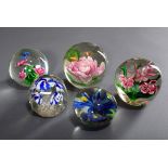 5 Diverse Glas Paperweights / Briefbeschwerer mi | 5 Various glass paperweights with "blossoms and