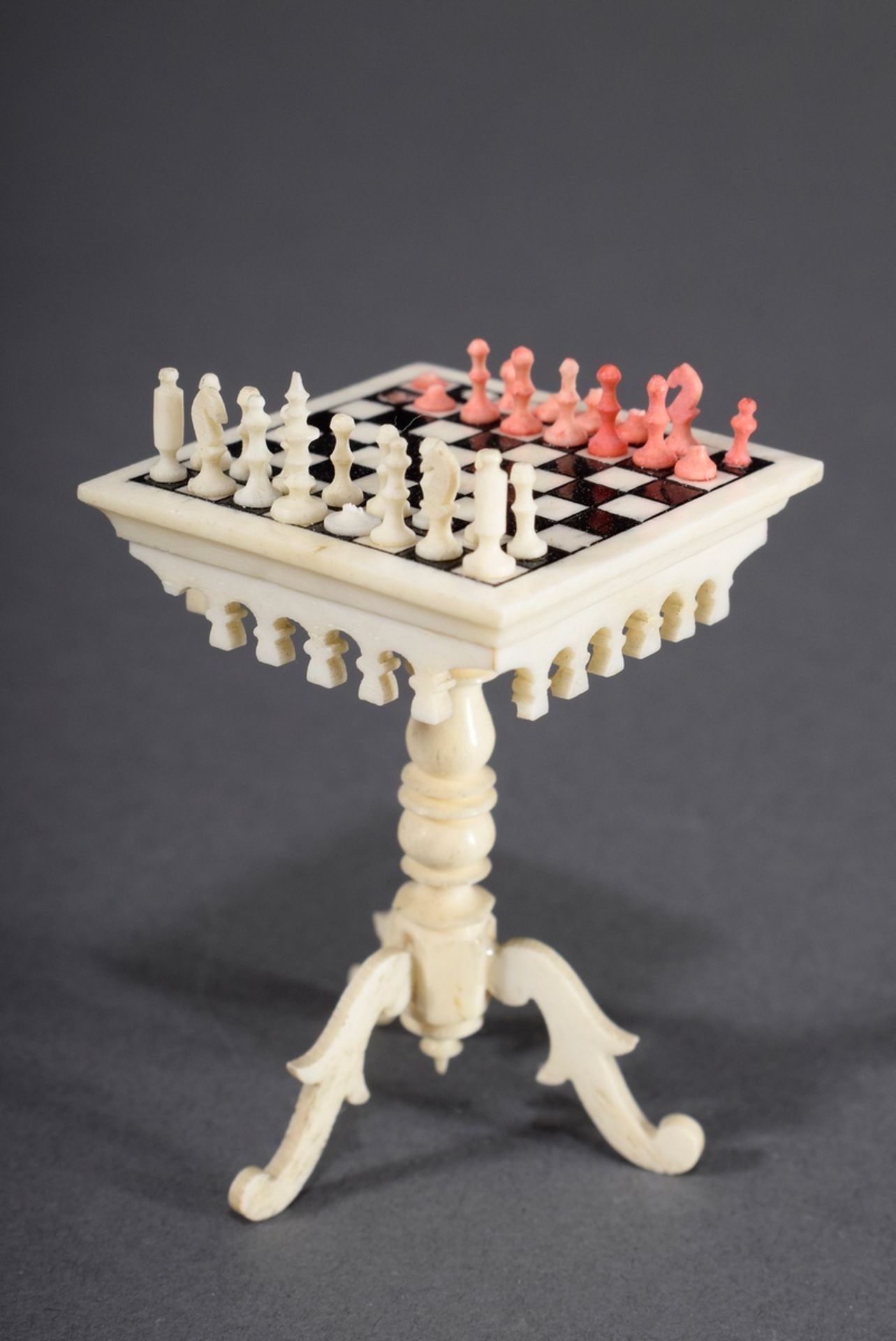 Miniatur "Schachtisch", Bein geschnitzt und gedr | Miniature "chess table", carved and turned bone, - Bild 2 aus 4