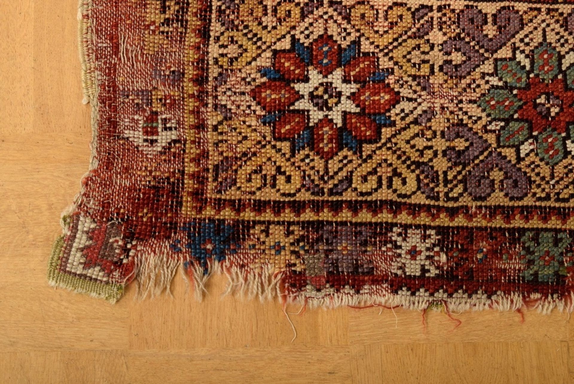 Fragment eines Mudjur Gebetsteppichs mit rotem M | Fragment of a Mudjur prayer rug with a red mihra - Bild 3 aus 10