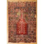 Fragment eines Mudjur Gebetsteppichs mit rotem M | Fragment of a Mudjur prayer rug with a red mihra