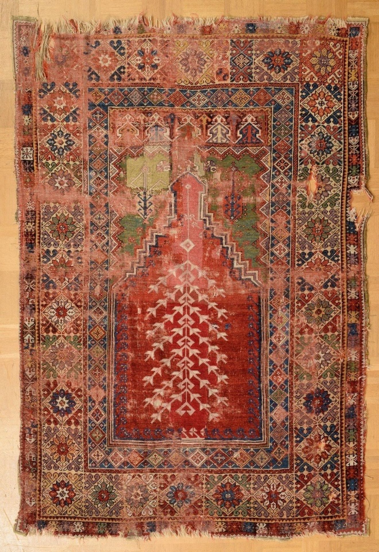 Fragment eines Mudjur Gebetsteppichs mit rotem M | Fragment of a Mudjur prayer rug with a red mihra