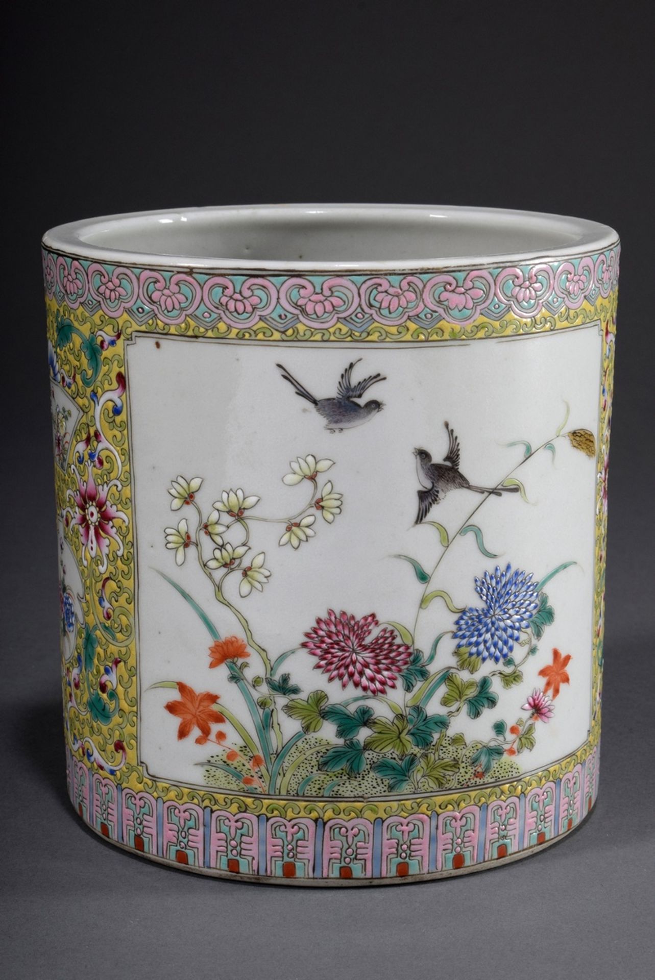 Chinesischer Famille rose Pinselbecher mit zwei | Chinese Famille rose brush cup with two large ca