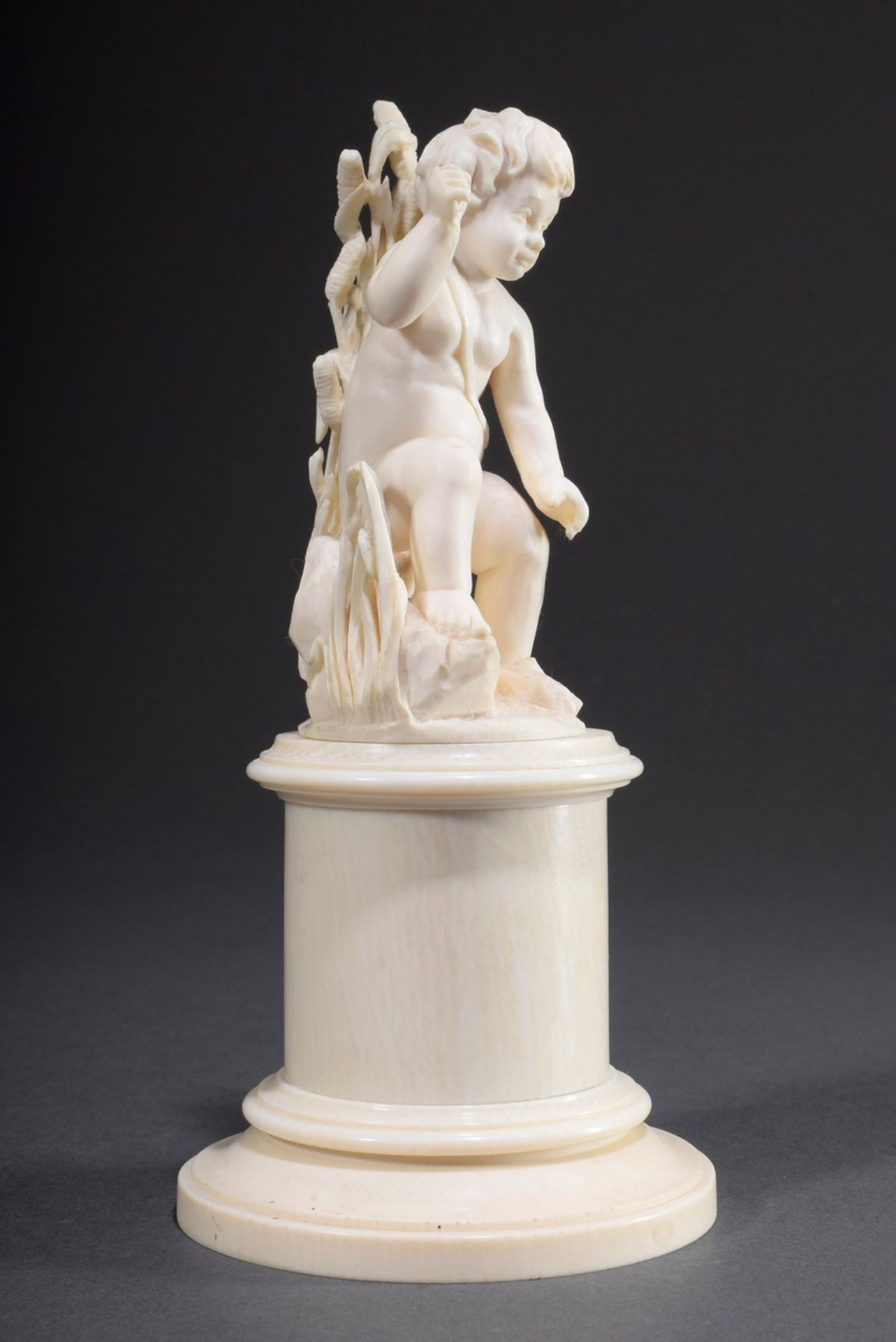 Elfenbein Schnitzerei "Putto am Ufer", Deutsch u | Ivory carving "Putto on the shore", German aroun - Bild 2 aus 7