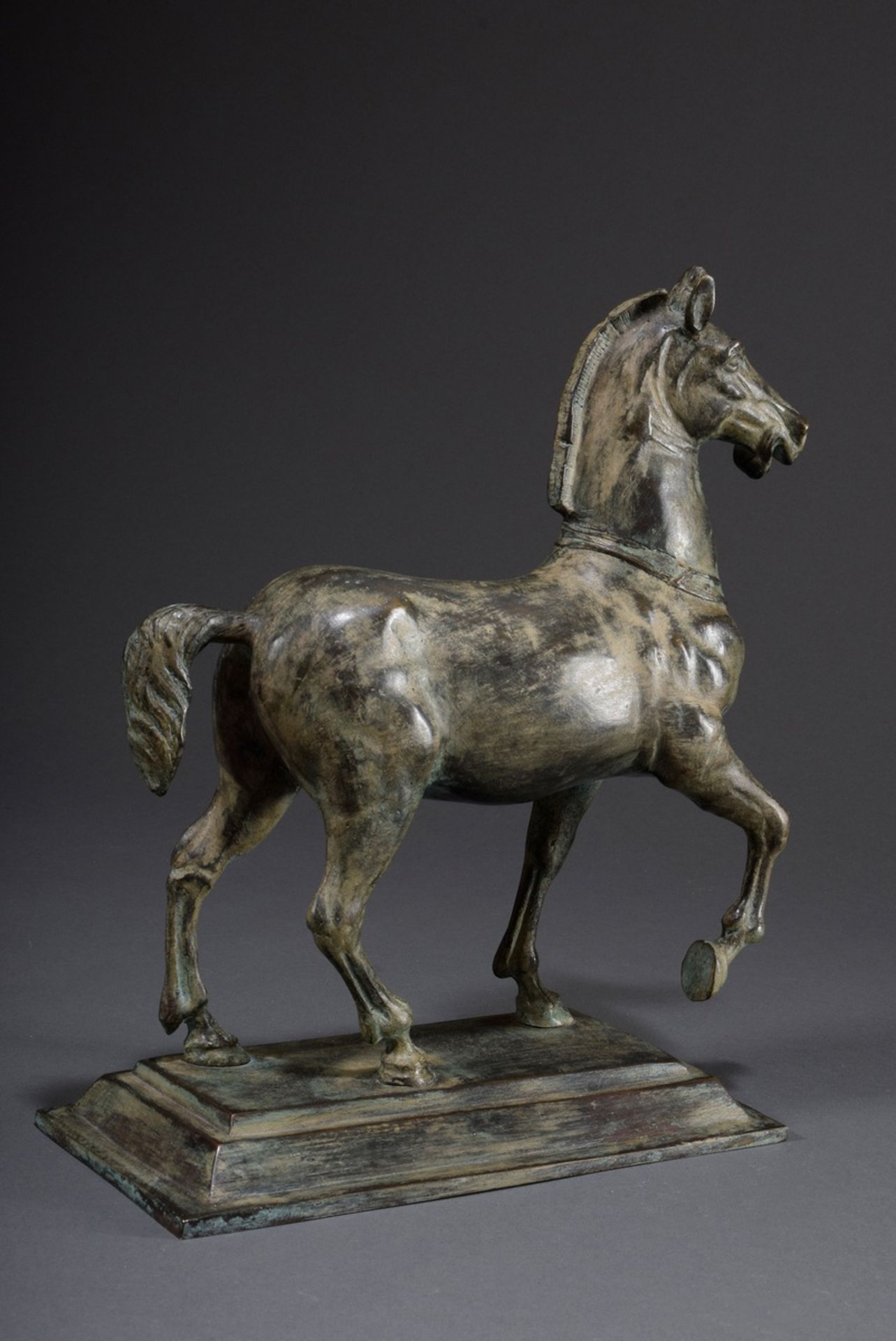 Moderne Gelbgussfigur "Schreitendes Quadriga Pfe | Modern brass figure "Striding Quadriga Horse" af - Bild 3 aus 7