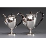 2 Empire Kannen mit schlichtem, ovoidem Korpus, | 2 Empire jugs with simple oval body, gallery rim