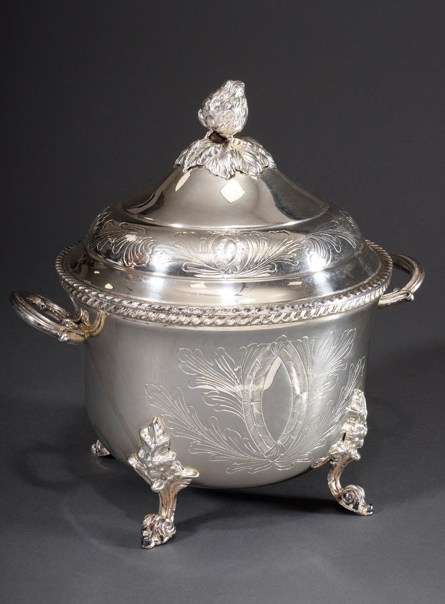 Runde Deckelterrine mit floraler Gravur auf orna | Round lidded tureen with floral engraving on orn