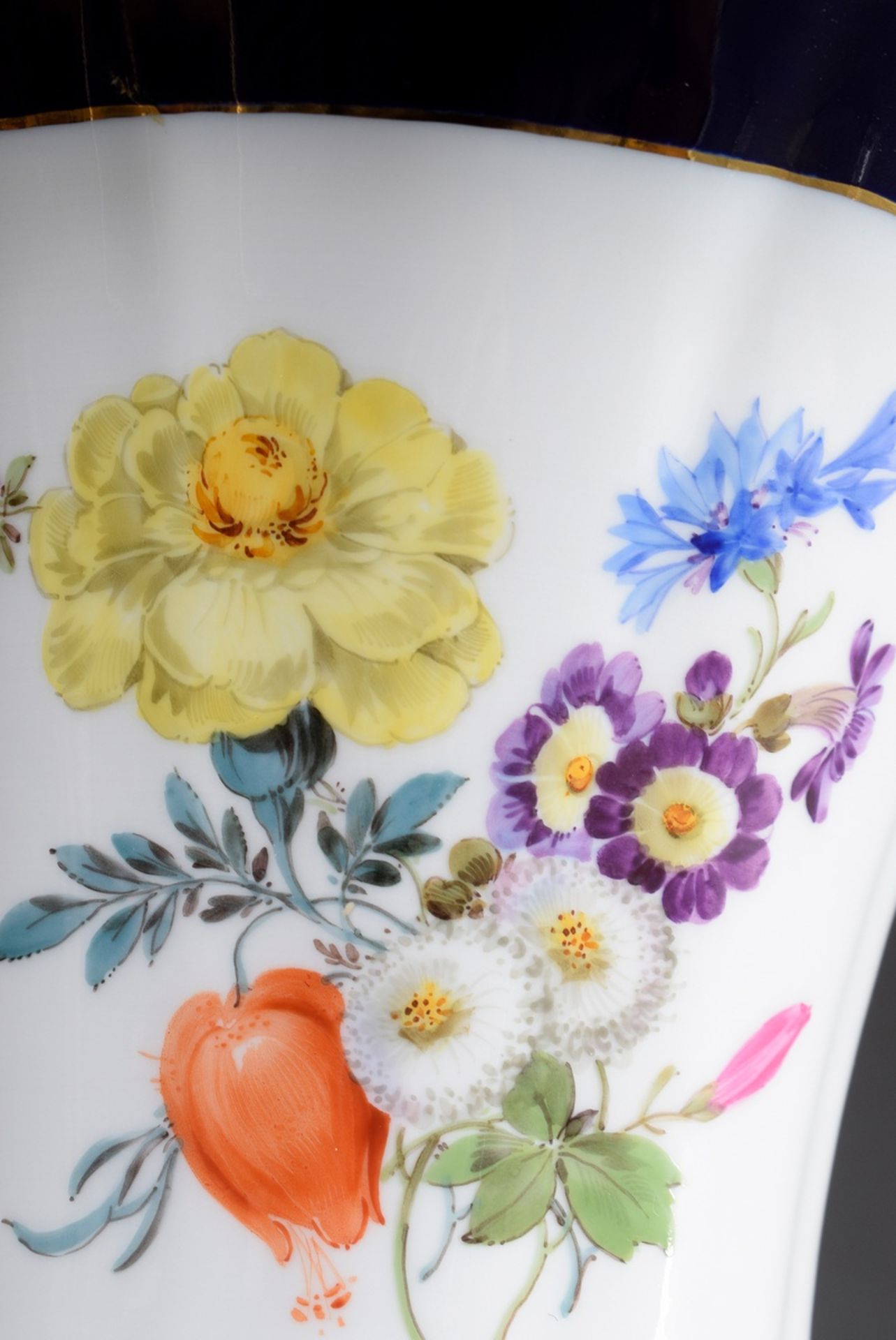 Meissen Prunkvase mit polychromer Malerei "Blume | Meissen grand vase with polychrome painting "bou - Bild 4 aus 7