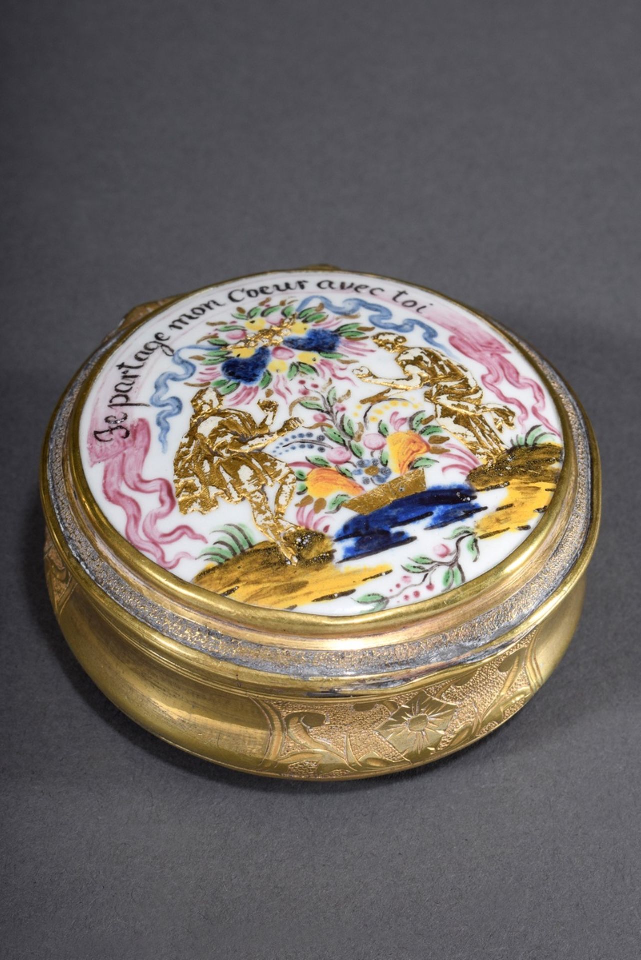 Runde Messing Schnupftabakdose mit eingelassenem | Round brass snuff box with inset "Émail de Saxe"