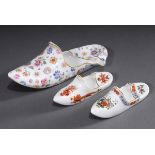 3 Diverse Meissen "Pantoffel" Schuhe mit polychr | 3 Various Meissen "slipper" shoes with polychrom