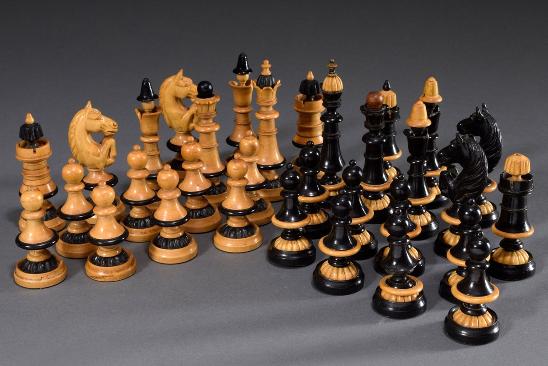 Historismus Schachspiel mit 32 Figuren, Holz ged | Historism chess set with 32 pieces, wood turned