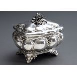 Biedermeier Zuckerdose mit bombiertem Korpus, fl | A Biedermeier sugar bowl with a convex body, a f