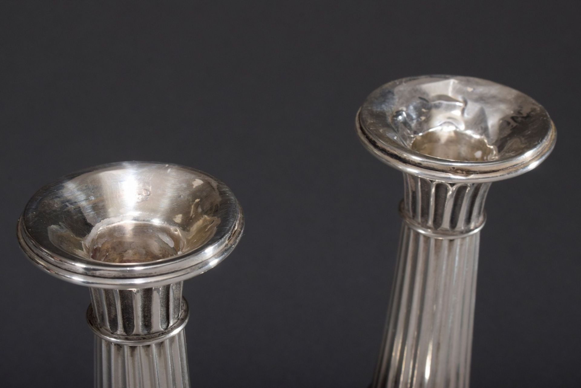 Paar Säulenleuchter mit kanneliertem Schaft über | Pair of columnar candlesticks with a fluted shaf - Bild 3 aus 7