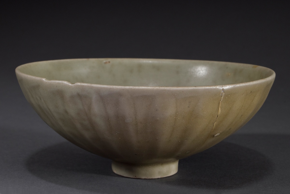 Chinesische Seladon Schale mit umlaufendem Lotus | Chinese celadon bowl with surrounding lotus reli