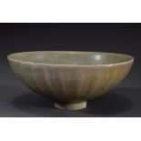 Chinesische Seladon Schale mit umlaufendem Lotus | Chinese celadon bowl with surrounding lotus reli