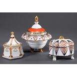 3 Diverse Art Deco Porzellan Deckeldosen in vers | 3 Various Art Deco porcelain lidded boxes in dif