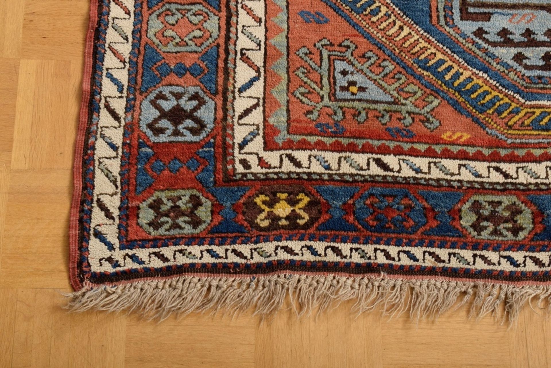 Ungewöhnlicher Kazak Teppich mit rotem Feld und | Unusual Kazak carpet with a red field and a form - Bild 4 aus 8