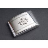 Rechteckiges Silber Döschen mit ornamental gravi | Rectangular silver box with ornamentally engrave