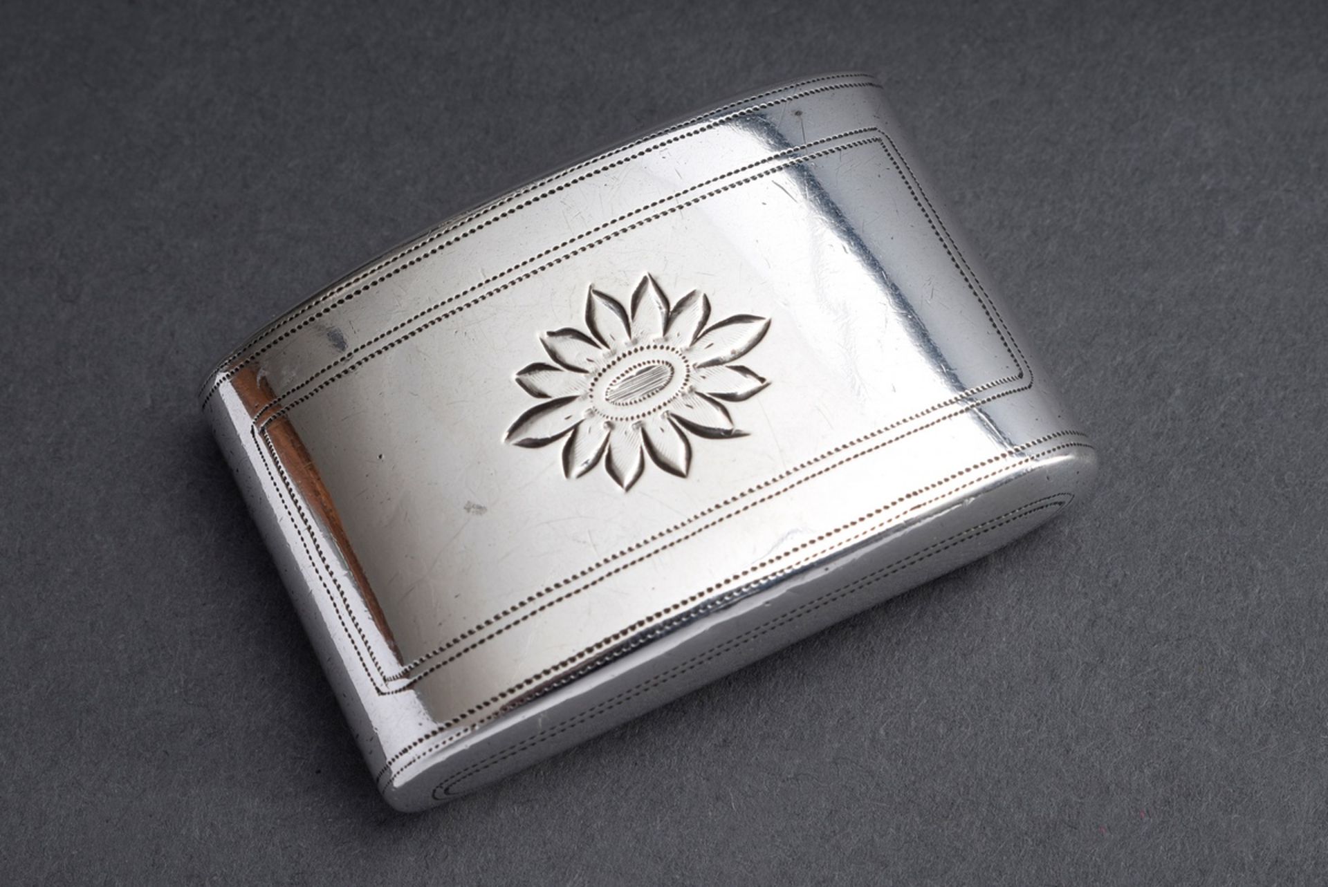 Rechteckiges Silber Döschen mit ornamental gravi | Rectangular silver box with ornamentally engrave