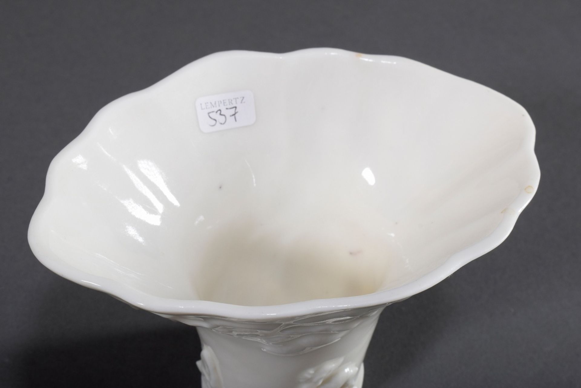 Blanc de Chine Nashornbecher mit plastischer Dek | Blanc de Chine rhinoceros cup with plastic decor - Bild 4 aus 5