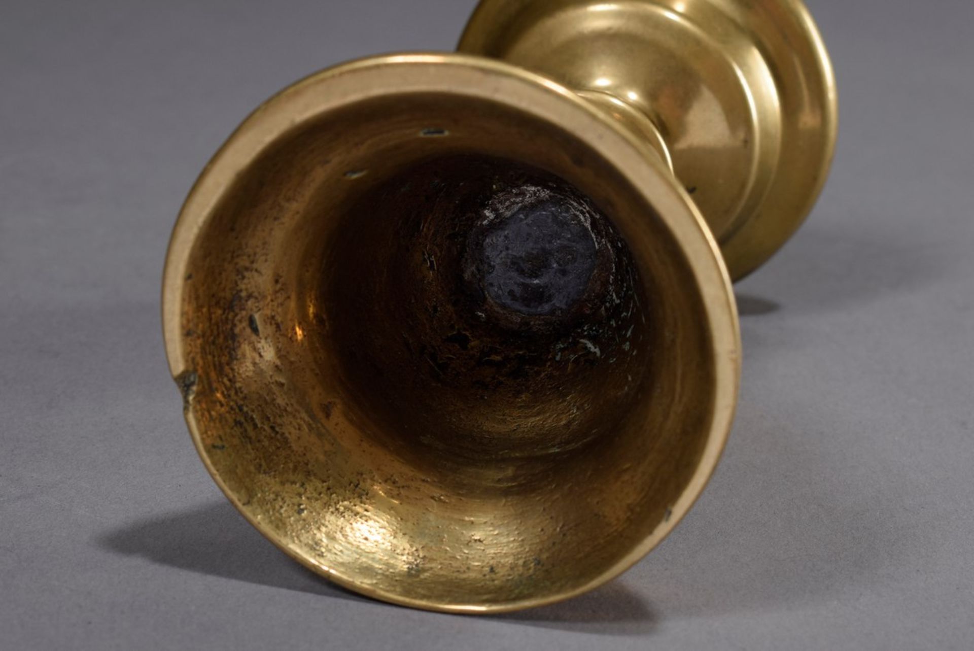 Antiker Gelbguss Leuchter mit abgetreppten Wülst | Antique brass candlestick with stepped beads and - Image 3 of 3