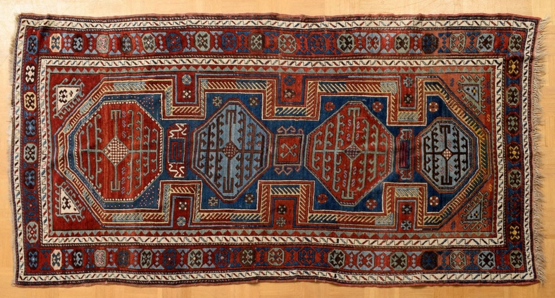 Ungewöhnlicher Kazak Teppich mit rotem Feld und | Unusual Kazak carpet with a red field and a form - Bild 2 aus 8