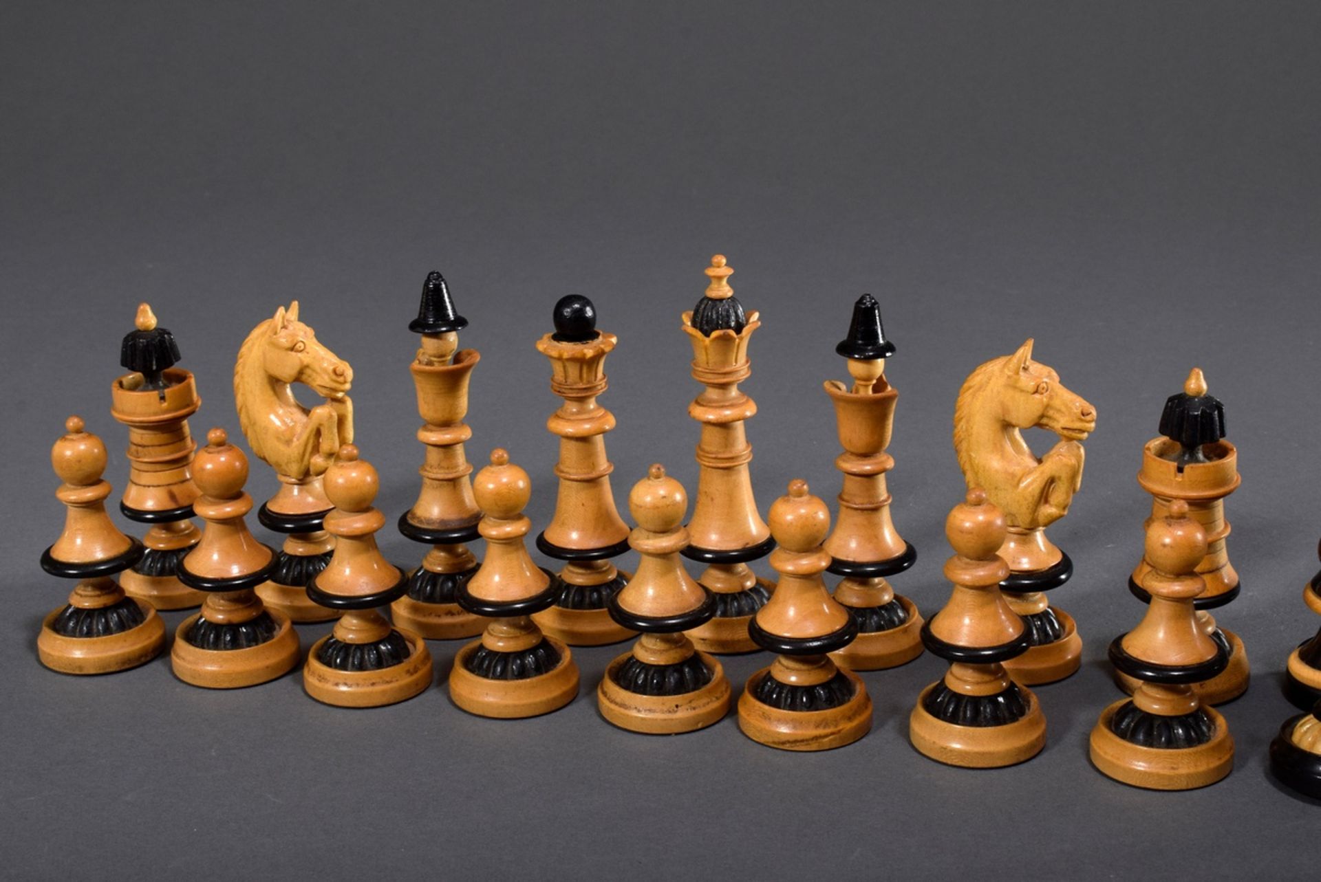 Historismus Schachspiel mit 32 Figuren, Holz ged | Historism chess set with 32 pieces, wood turned - Bild 2 aus 3